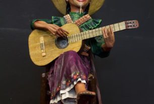 La Soldadera, a sculpture in cartonería depicting his vision of the women revolutionaries by Carlos "Torito" Arrendondo of Mexico City. Photo © Leonardo Morales, 2019