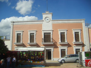 A clock crowns the city hall building in the Mexican town of Calvillo, in the state of Aguascalientes. The Palacio Municipal features colonial style balconies that overlook the main plaza. © Diodora Bucur, 2009