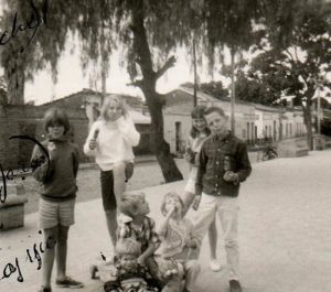 And sure enough, here is a group of budding Formula One drivers. For now, though, they are limited to their home-made go-cart. Of course, paletas are essential rewards for the successful engineers. ﻿Photo in personal collection of Tamara Johnson. All rights reserved.