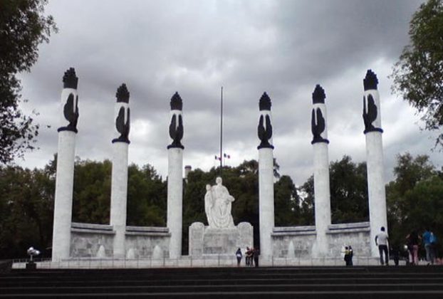 Altar a la Patria in Mexico City's Chapultepec Park. Chapultepec Castle can be seen in the background © David Wall, 2013