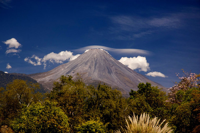 Beautiful yet deadly: The Fire Volcano threatens the City of Colima (Population 130,000) with a Mount-Saint-Helen's-type explosion. © John Pint, 2012