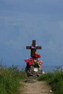 Flowers decorate a cross overlooking the Pacific Ocean on Mexico's Nayarit Riviera © Christina Stobbs, 2012