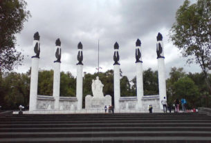 Monument to Mexico's Niños Heroes in Chapultepec Park © Lilia, David and Raphael Wall, 2012