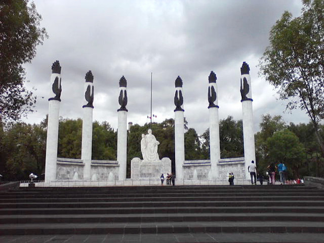Monument to Mexico's Niños Heroes in Chapultepec Park © Lilia, David and Raphael Wall, 2012