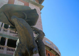 This bronze statute dedicated to bullfighting immortalizes Mexican torero Raphael Rodríguez, nicknamed 'El Volcán de Aguascalientes.' © Diodora Bucur, 2010