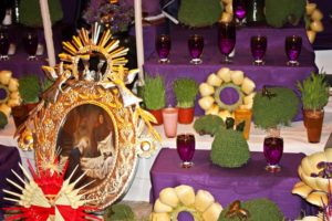 A painting depicting the Virgin Mary at Jesus' deathbed gives an overview of the altar's meaning on Friday of Sorrows in Oaxaca © Tara Lowry, 2014