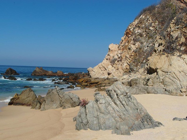 Playa El Amor, a secluded beach in the Cabo Corrientes area of Mexico's Costa Alegre © David Kimball, 2013