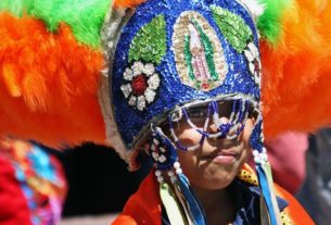 These dancers strive to revive the dress as they were in Mexico's pre-Hispanic days. © Tara Lowry, 2015