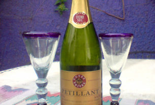 Cheers! A sparkling white wine from Queretaro is an excellent alternative to champagne. © Daniel Wheeler, 2009