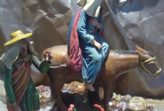 Escena de peregrinos en busca de posada, clay and polychrome figurine, author unknown, Tlaquepaque, Jalisco, 2002 © Anthony Wright, 2012