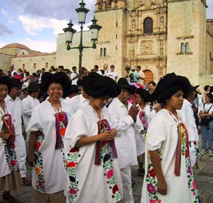 Guelaguetza parade. © Geri Anderson, 2000