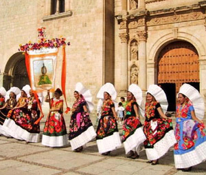 Dancers in the costume of Tehuantepec. © Geri Anderson, 2000