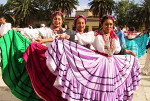 Guelaguetza dancers. © Geri Anderson, 2000