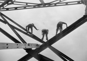 Men climb scaffolding in Mexico City © Enrique Metinides, 2013