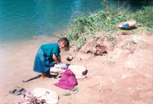 A girl washes clothes in a river in rural Chiapas. © Henry Biernacki, 2012