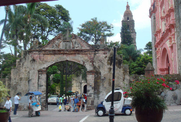 Crowds flock to Cuernavaca's Cathedral at lunch time. © Anthony Wright, 2009
