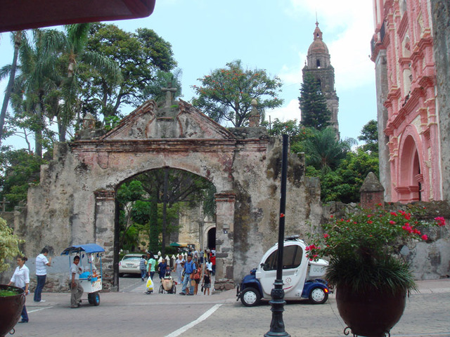 <p>Crowds flock to Cuernavaca's Cathedral at lunch time. © Anthony Wright, 2009</p>