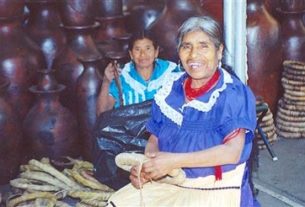 Juana Cano of Cocucho weaves a huancipo of banana leaves. Hot pots are placed on these to cool.