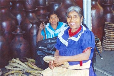 Juana Cano of Cocucho weaves a huancipo of banana leaves. Hot pots are placed on these to cool.