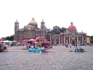 When you enter the gate you are in the Plaza of the Americas. Ahead is the Old Basilica (left), the Capuchin Chapel (right), and the Chapel of Tepeyac on the Cerro del Tepeyac (above center)