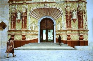 Women quietly approach the portal of the Mission in Jalpan.