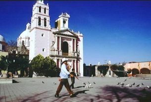 The main plaza and church of Tequisquiapan, a colonial escape-hatch for upper class Mexico City residents. It serves as a weekend retreat from the chaos of the capital.