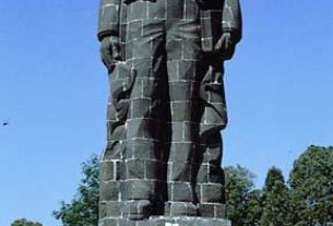 A monument to one of Mexico's greatest heros, Benito Juarez, stands high above the city of Querétaro, culturally one of the most Mexican of the historic colonial region's cities.