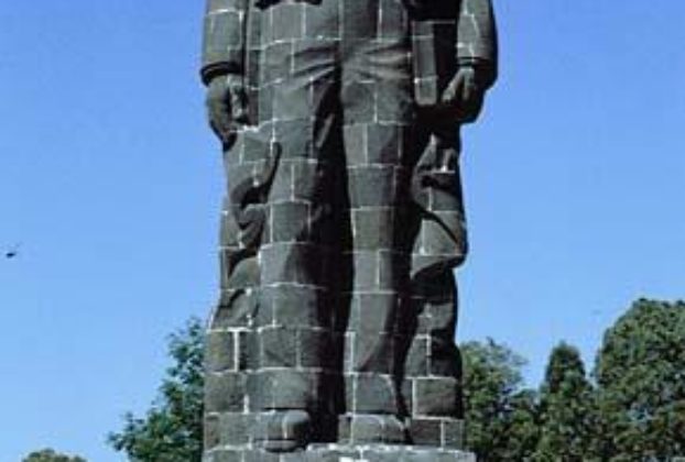 A monument to one of Mexico's greatest heros, Benito Juarez, stands high above the city of Querétaro, culturally one of the most Mexican of the historic colonial region's cities.