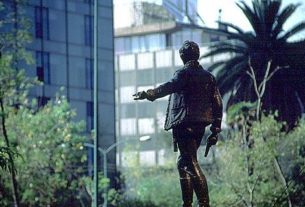As if gesturing to pedestrians to not cross the Paseo de la Reforma until the traffic clears, a monument to one of Mexico's heroes gazes into the Zona Rosa. Photography by Bill Begalke © 2001
