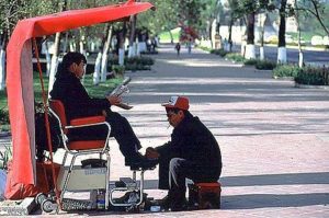 The broad parkway of the Paseo de la Reforma provides for essential services, as well as a restful break to read the morning paper. Photography by Bill Begalke © 2001