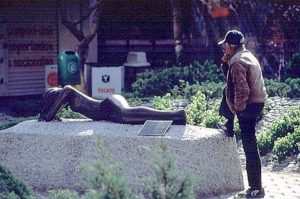 The opportunity to contemplate a modern sculpture seizes a visitor to the pedestrian mall in the Zona Rosa. Photography by Bill Begalke © 2001