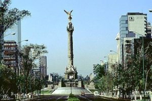 El Angel, the androgenous monument to independence constructed in the first year of the last Mexican revolution, dominates the Paseo de la Reforma. It marks the beginning of the Zona Rosa, and stands in the last glorieta before Chapultepec park. Photography by Bill Begalke © 2001 Bill Begalke © 2001