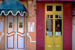 The trim and texture of the Zona Rosa appears concocted by a Parisian with an exuberant sense of color. © Bill Begalke, 2001