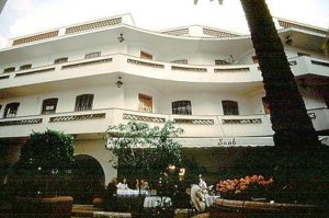 Upscale shopping plazas hidden in quasi-colonial courtyards are scattered throughout the Polanco district. Many famous original establishments from the Zona Rosa have opened new outlets here to serve the shoppers of Mexico City. Photography by Bill Begalke © 2001