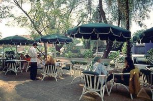 Outdoor cafes line Avenida Masaryk, utilizing as much of the al fresco atmosphere of Mexico City's polluted environment as life will allow. Photography by Bill Begalke © 2001