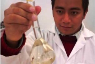 With a scholarship from Jovenes Adelante, this San Miguel Allende student is learning biotechnology © John Scherber, 2013