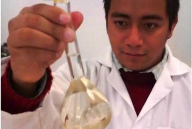 With a scholarship from Jovenes Adelante, this San Miguel Allende student is learning biotechnology © John Scherber, 2013