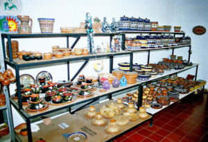 Visitors to the Mercado de Artesanías in Capula will find beautiful cookware, serving dishes, and flower pots.