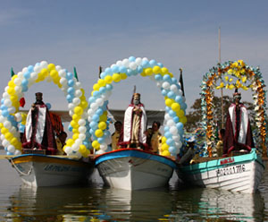 The Three Kings in boats on Lake Cajititlan © Tlajomulco Municipal Government-Ayuntamiento de Tlajomulco, 2011