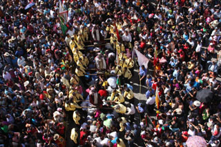 The faithful accompany the images in their procession through Cajititlan © Tlajomulco Municipal Government-Ayuntamiento de Tlajomulco, 2011