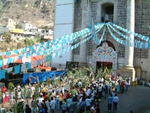 Sure enough, though I was in Chalma a short time, there was a procession of pilgrims just arriving. Pilgrims bearing palm branches head the throng that also featured a small marching band.