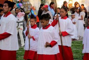 Children lead the Procession of Our Lord of the Column in San Miguel de Allende, Mexico © Edythe Anstey Hanen, 2013