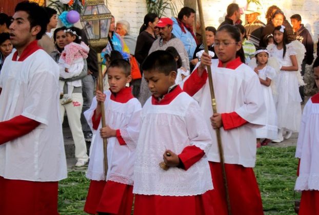 Children lead the Procession of Our Lord of the Column in San Miguel de Allende, Mexico © Edythe Anstey Hanen, 2013