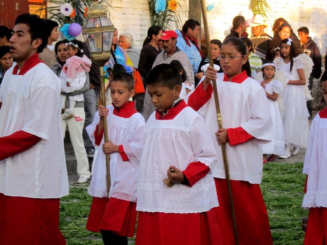 Children lead the Procession of Our Lord of the Column in San Miguel de Allende, Mexico © Edythe Anstey Hanen, 2013