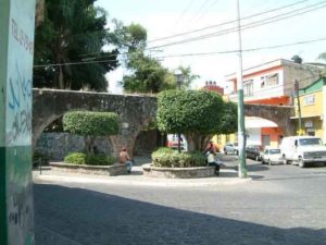 It is difficult to capture the ambiance of this lovely little plaza with aquaduct and fountain. Cuernavaca, Morelos © Rick Meyer 2006
