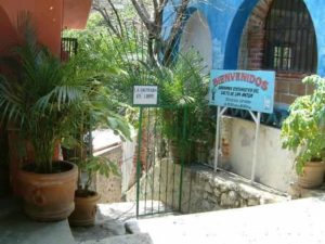 The welcome sign and entrance gate of the Salto. Cuernavaca, Morelos © Rick Meyer 2006