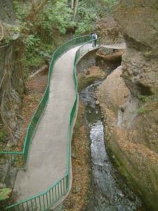 Typical views as you descend and amble. Cuernavaca, Morelos © Rick Meyer 2006