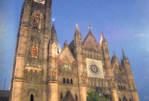 The Expiatorio church In Guadalajara, Mexico, is a faithful reproductio of a classic Gothic temple. © Sergio Wheeler, 2011