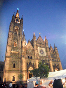 The Expiatorio church In Guadalajara, Mexico, is a faithful reproductio of a classic Gothic temple. © Sergio Wheeler, 2011