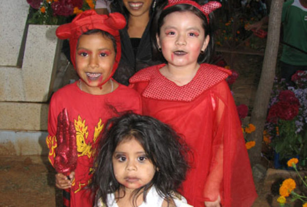 Parents diligently arranged this group of children for photographers. Increasingly, the customs of Hallowe'en are creeping into Day of the Dead festivities in Oaxaca and other parts of Mexico.